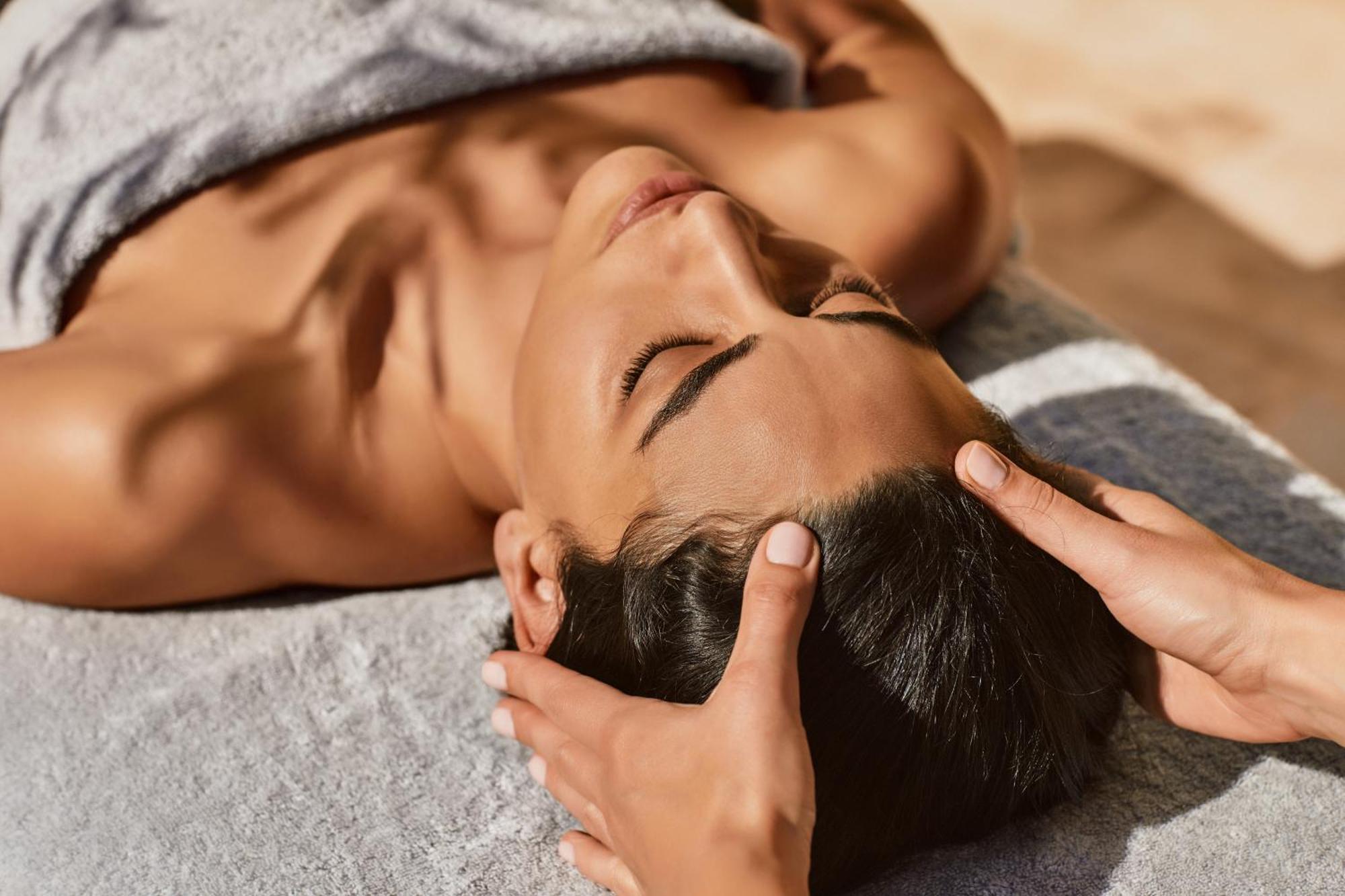 Minaro Hotel Tokaj Mgallery - Adult Only Exterior photo A woman receiving a head massage